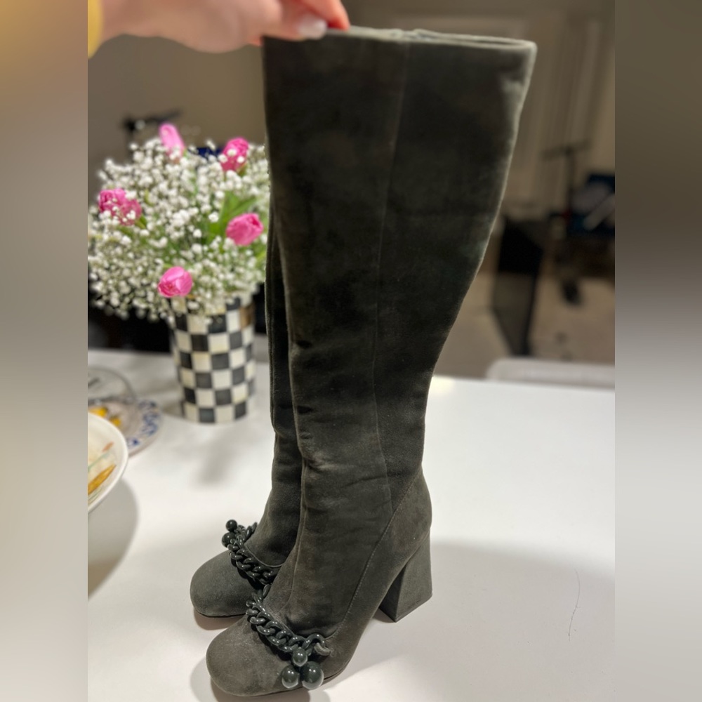 TORY BURCH Addison 95 mm Chain Trimmed Suede Knee Boots  Army Green. Size 7